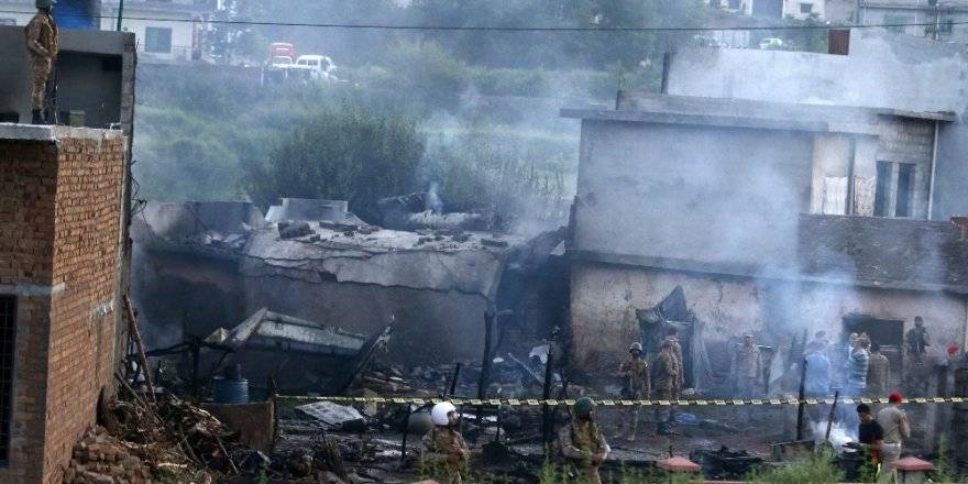 Askeri eğitim uçağı düştü, çok sayıda ölü var