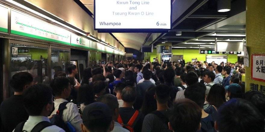 Protestocular tren istasyonlarını bastı, ulaşım felç oldu