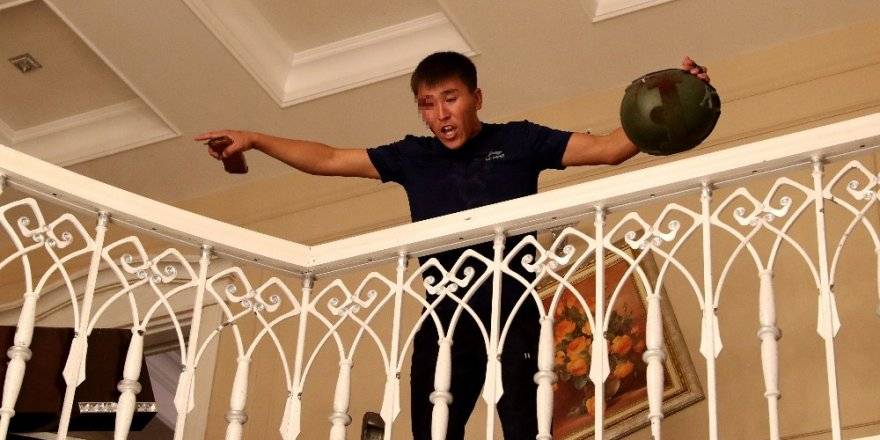 Eski devlet başkanı 6 kişiyi rehin tutuyor!