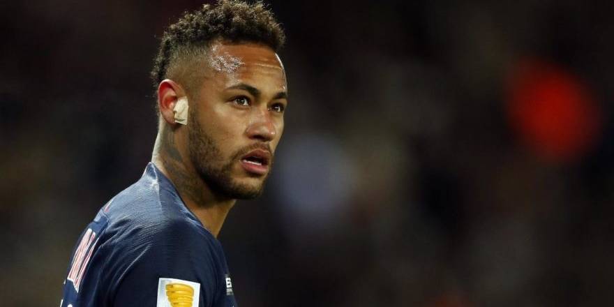 Neymar taraftara yumruk attı