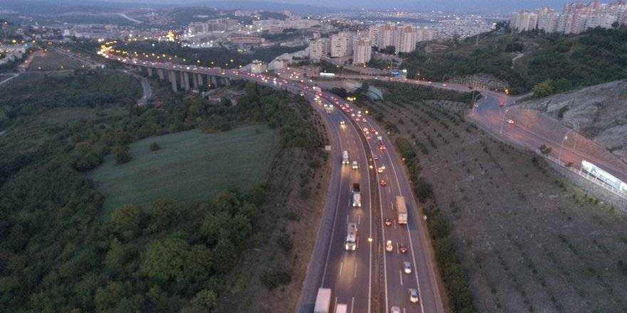 TEM Otoyolu'nda bayram trafiği havadan görüntülendi