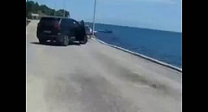 Kiraladığı jipi denize attı