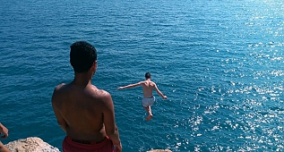 Akyaka’da denize tehlikeli atlayış!