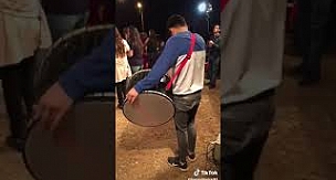 Tireli bu genç gibi davul çalan var mı?