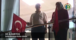 Vali, balkonda, halk sokakta İstiklal Marşı okudu