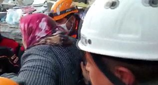 Enkazdan yürüye yürüye çıktı