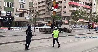 İzmir'de enkazdaki bayrağa saygı