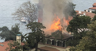 Tarihi cami alev alev yandı