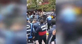 Zabıtalar birbirine girdi. Yumruklar havada uçtu