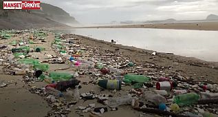 Sahile plastik dalgaları vurdu!
