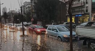 Dereler taştı, araçlar sular altında kaldı
