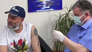 Ünlü klarnetçinin korona aşısını belediye başkanı yaptı