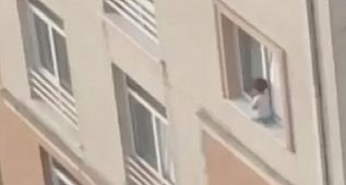 Pencere dışında oynayan çocuk herkesi korkuttu