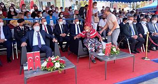 Törende başkanın koltuğuna oturan yaşlı kadın zorla kaldırıldı