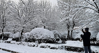 Tüm Türkiye buz kesti, İzmir'e kar yağdı