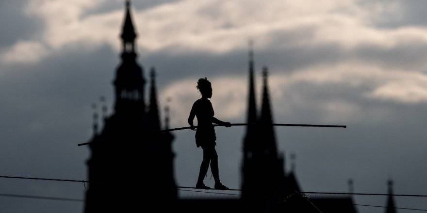Fransız cambazdan 35 metre yükseklikte nefes kesen yürüyüş