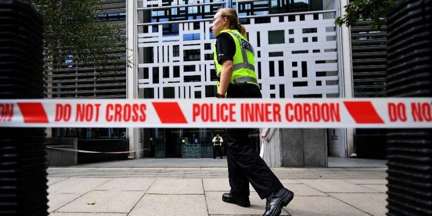 İngiltere İçişleri Bakanlığı önünde bıçaklı saldırı