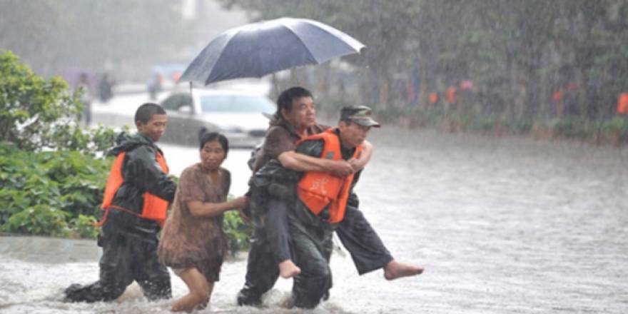 Şiddetli yağış sonrası heyelan çok sayıda can aldı