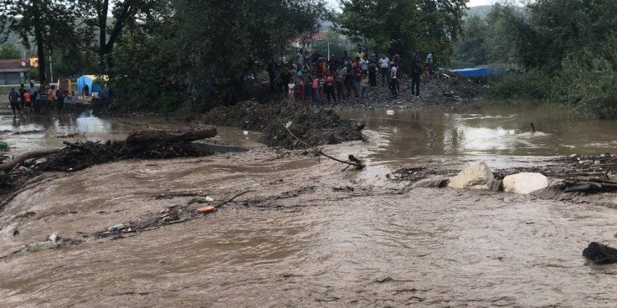 Kaynaşlı’da dereler taştı