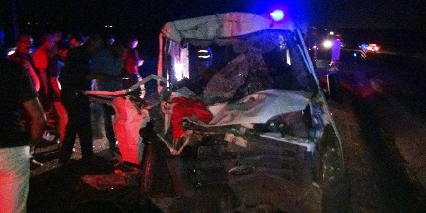 Minibüs ile kamyon çarpıştı: 4 ağır, 8'i ağır yaralı