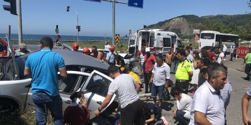 Otomobiller kavşakta çarpıştı, ortalık savaş alanına döndü
