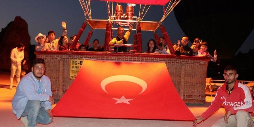 Gökyüzünde Türk Bayraklarıyla peribacalarında zafer kutlaması