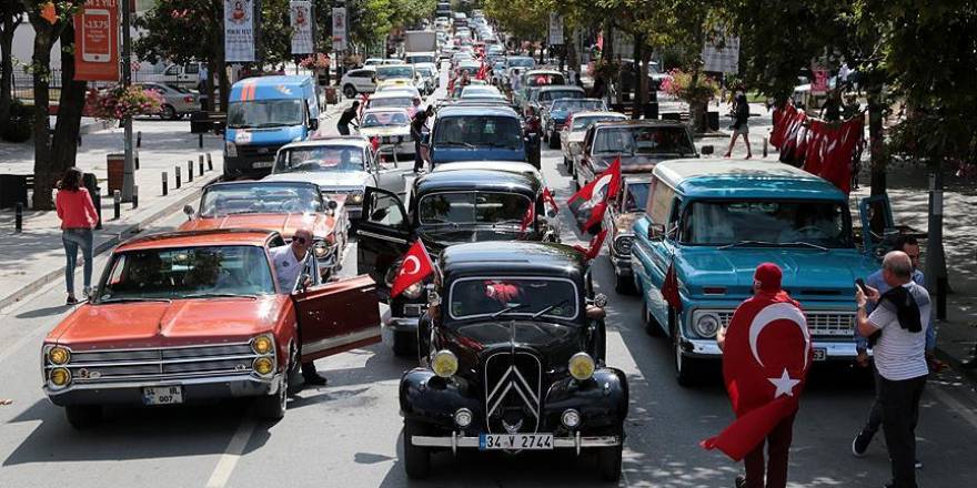 Türk bayraklarıyla süslenmiş klasik araçların zafer konvoyu coşkusu
