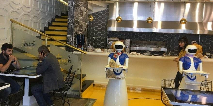 Türkiye'de ilk: Robot garsonlar iş başında