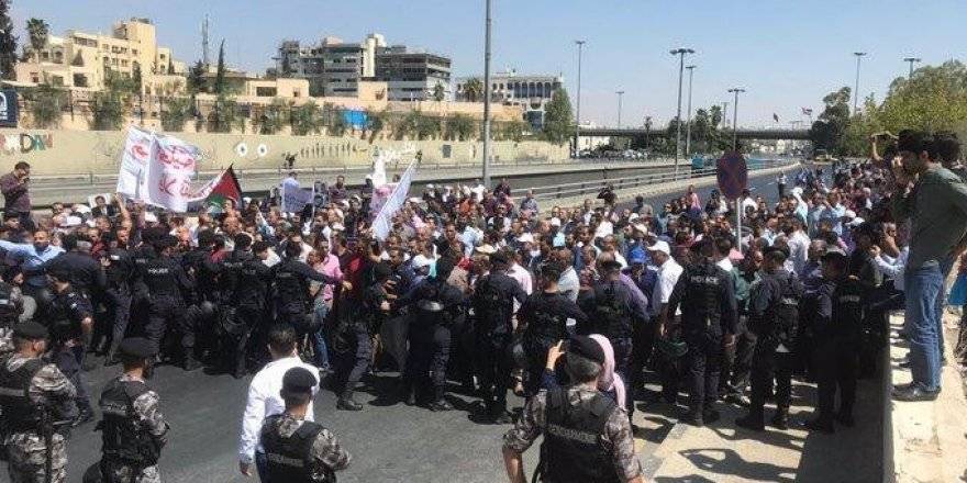 Öğretmenlerden maaş ve eğitim politikası protestosu