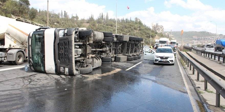 TEM’de TIR devrildi: 5 kilometrelik kuyrukla trafik felç oldu