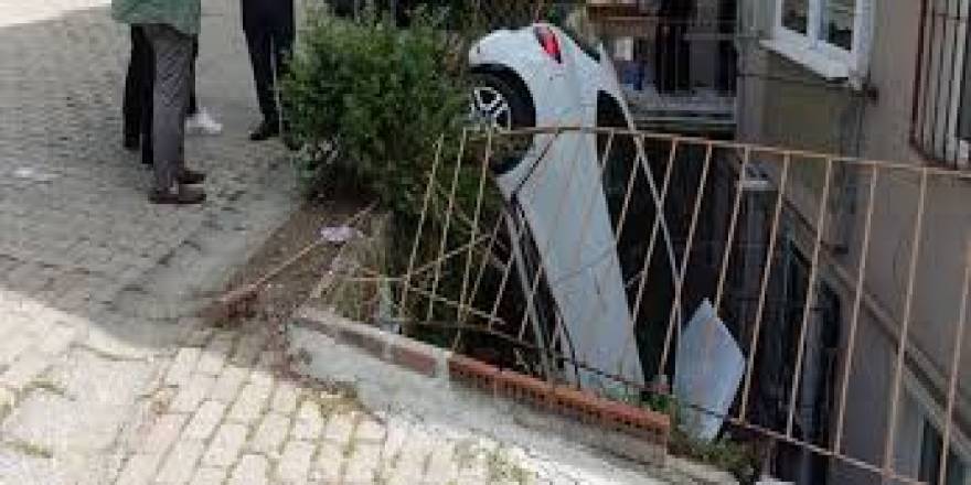 Araçlara çarptı, apartman boşluğuna uçtu!