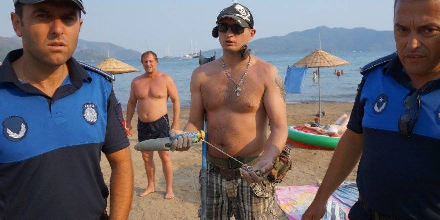 Bu da oldu! Rus turist güpegündüz plajda define aradı
