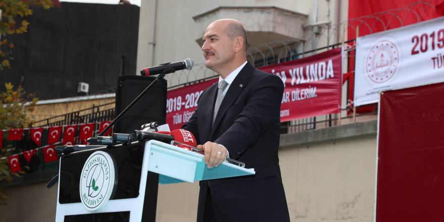 Bakan Soylu, kendi mezun olduğu Anadolu Lisesi'nin ilk ders zilini çaldı