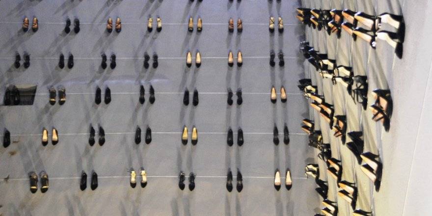 2018 yılında öldürülen kadın sayısına eşit 440 adet topuklu ayakkabı!