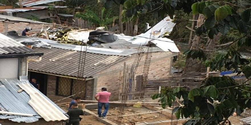 Evin çatısına küçük uçak düştü, 7 kişi yaşamını yitirdi