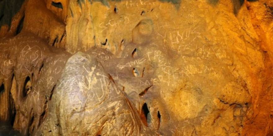 Vandallar! 3 milyon yıllık mağaranın sütunlarına yazı yazdılar
