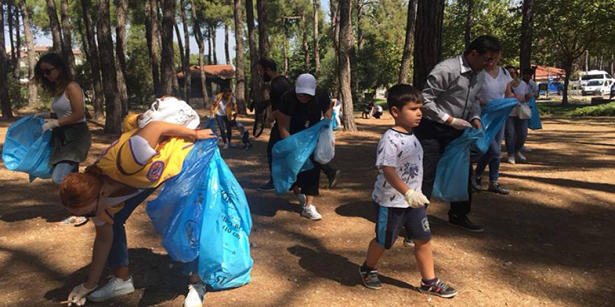 Çocukların ormanda çöp avcılığı: Topladıkları ağızları açıkta bıraktı