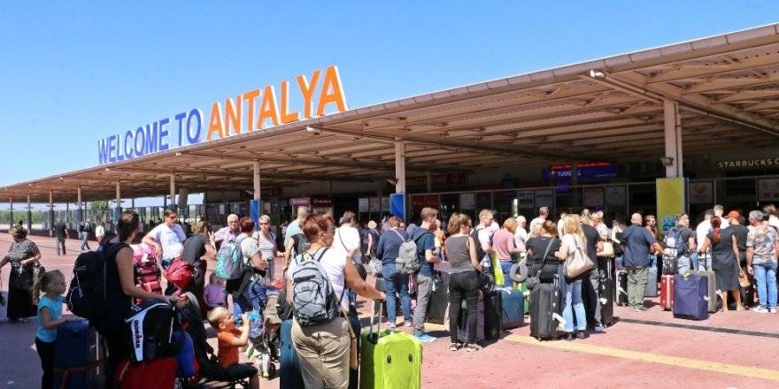 Antalya Havalimanı’nda izdiham