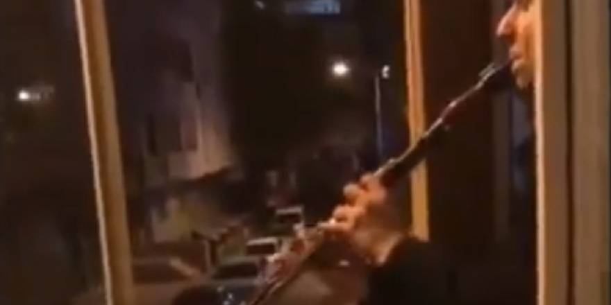 Sahurda davulcuya zurnası ile eşlik etti