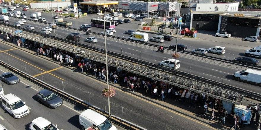 Metrobüste deprem sonrası oluşan yoğunluk havadan görüntülendi