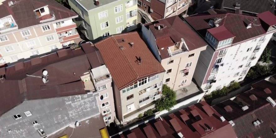 Depremde bina yan yattı