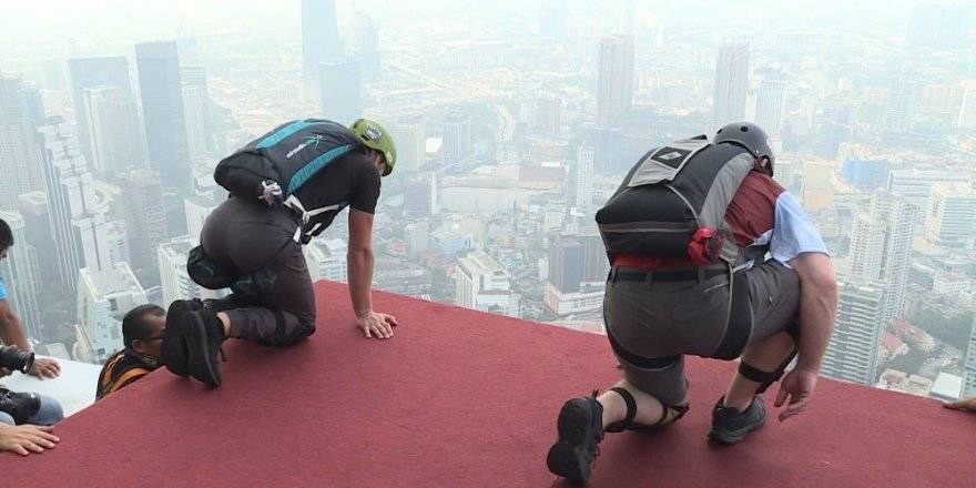 Bu etkinlik yürekleri ağza getirdi: 20 ülke, 100'den fazla paraşütçü