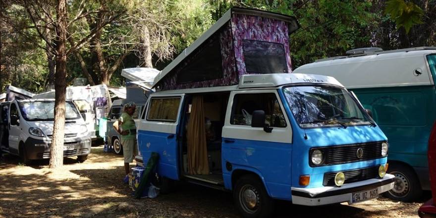 Yüzlerle minibüs sergileye açıldı