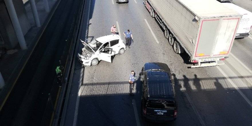 Kazada burnu kanamadan çıktı: Karayolunda trafik felç oldu