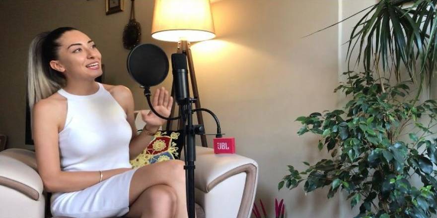 Kadına şiddete, fizyoterapistten şarkılı tepki: ''Olsun''