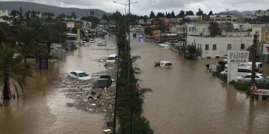 Turizm cenneti Bodrum yağmur kabusu yaşadı: 5 yıldızlı otelleri su bastı, araçlar sürüklendi