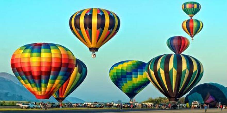 Sıcak hava balonları gökyüzünü renklendirdi