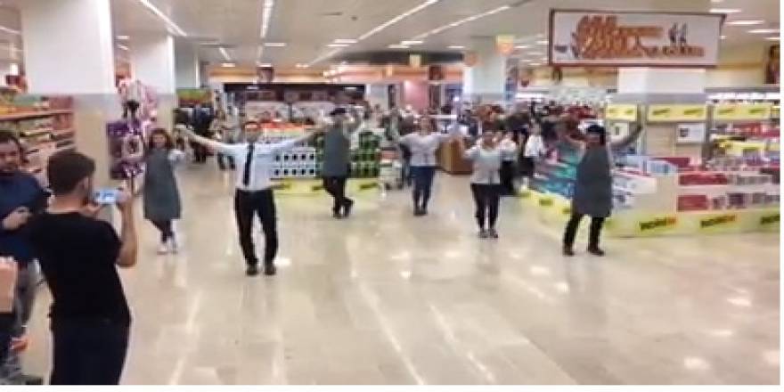 Market çalışanları başladı zeybek oynamaya!