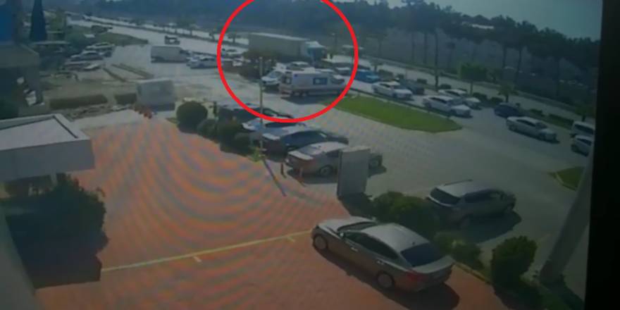 Freni boşalan TIR, polis uygulama noktasına daldı