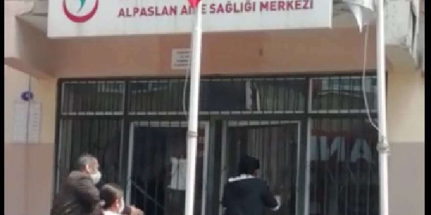 Önce doktoru, sonra hemşireyi dövdü!